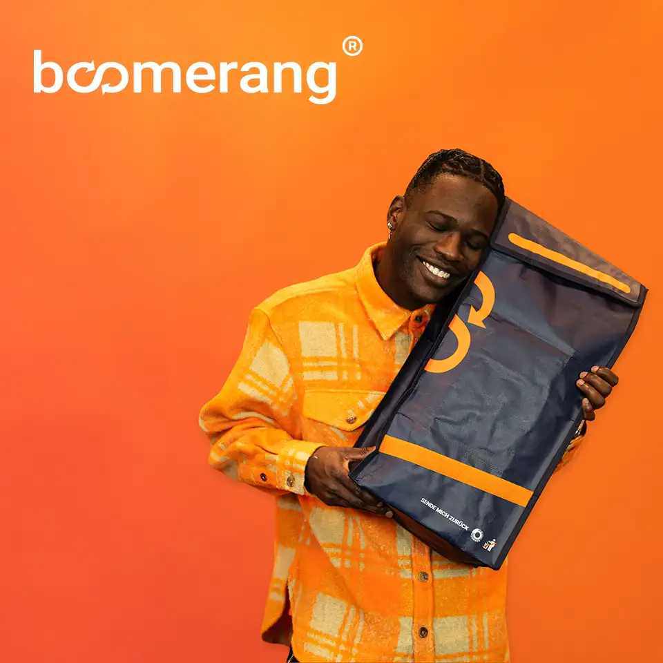 boomerrang, mehrwegverpackungen, black man with boomerrang bag, logo in backround