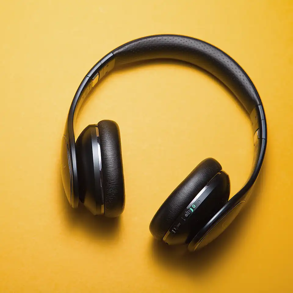 Kopfhörer auf gelben Hintergrund, Bild für elektronische Geräte